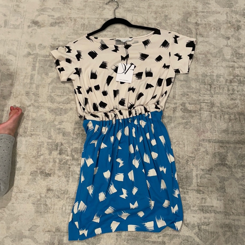 DIANE con FURSTENBERG brushes dress size 2